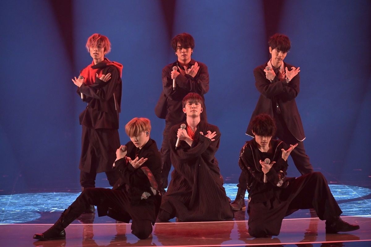 Sixtones 世界に向けてパフォーマンス ジェシーは英語でジョーク マイナビニュース