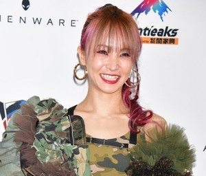 LiSA、ミリタリーファッションを身にまとって「戦いに行けそうだ(笑)」