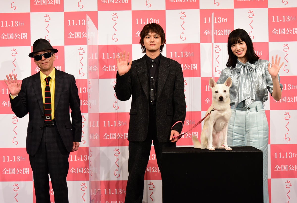 左から矢崎仁司監督、北村匠海、ちえ(犬)、小松菜奈