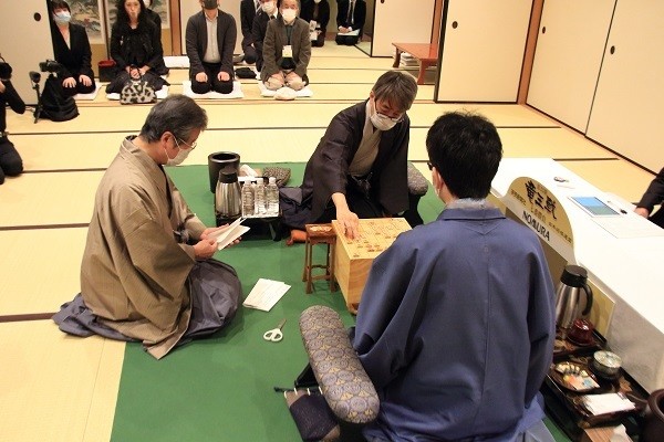 封じ手の△８六歩を羽生九段が着手し、２日目がスタート（提供：日本将棋連盟）