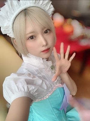 コスプレイヤー篠崎こころが岸田メルデザインのメイド服を披露 マイナビニュース