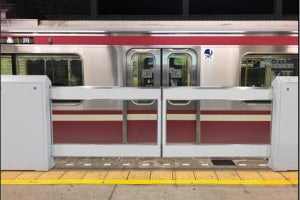 京急鶴見駅にホームドア設置、1番線ホームは12月中旬に運用開始へ