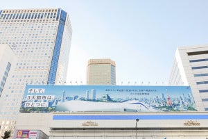 JR東海、品川駅高輪口前にL0系改良型試験車を描いた特大看板が登場
