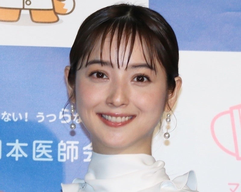 佐々木希 全身白のパンツコーデで美スタイル披露 マピオンニュース