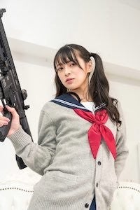 グラビアアイドル藤田いろはが機関銃片手にセーラー服コスプレを披露 マイナビニュース