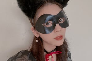 貴島明日香、ミニスカワンピの“黒猫”に　愛猫試す3つのコスプレを披露