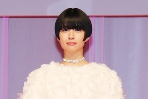 佐久間由衣、“前髪ぱっつん”ショートで小顔際立つ! すらり美脚も披露