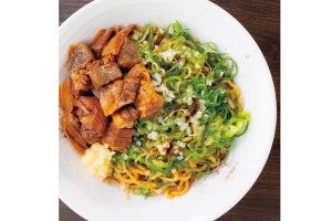 岡むら屋、トロ牛肉を楽しめる「濃厚・太麺」のガッツリ肉油そばを発売 