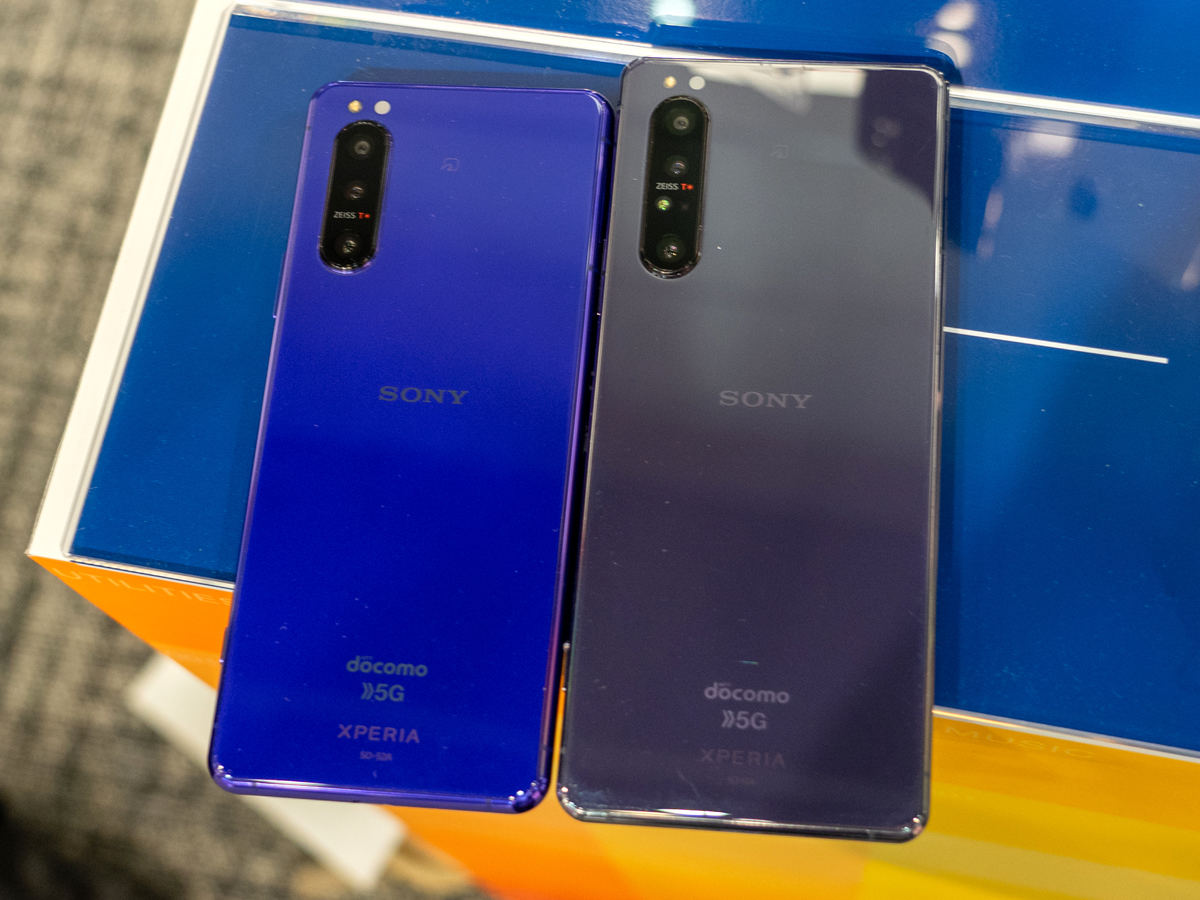 ドコモ版「Xperia 5 II」、直販限定パープルをXperia 1と比べてみた