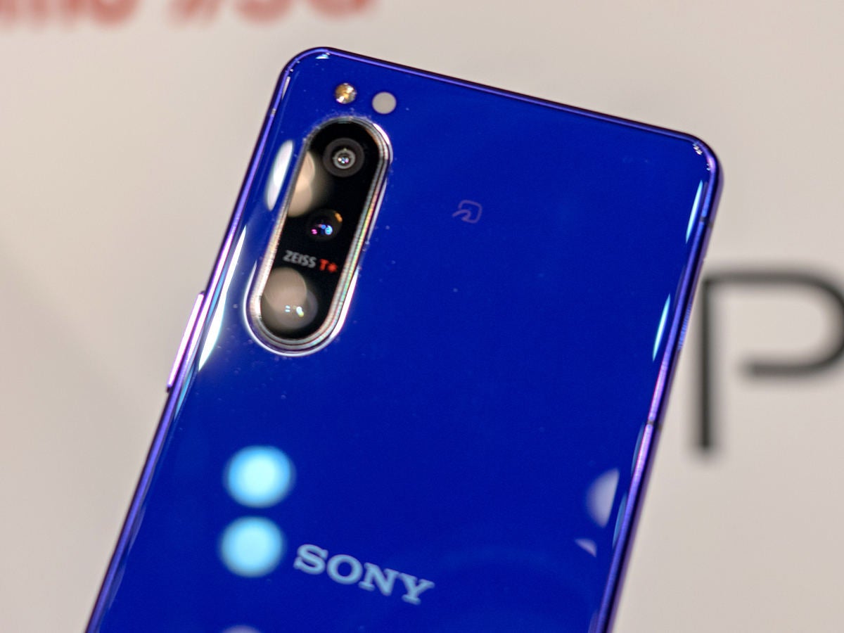 ドコモ版「Xperia 5 II」、直販限定パープルをXperia 1と比べてみた