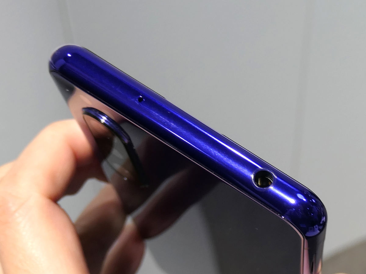 ドコモ版「Xperia 5 II」、直販限定パープルをXperia 1と比べてみた