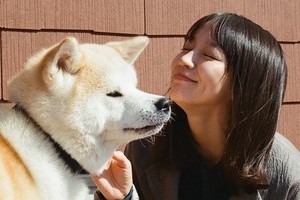 吉岡里帆、犬の前で幸せそうな笑顔…「動物への愛」伝わるオフショット