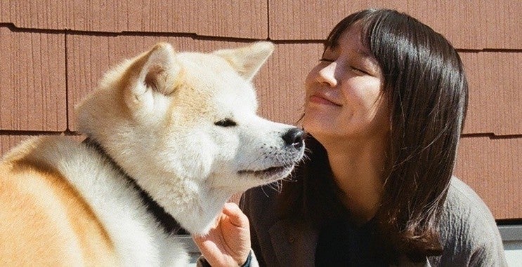 吉岡里帆 犬の前で幸せそうな笑顔 動物への愛 伝わるオフショット マピオンニュース