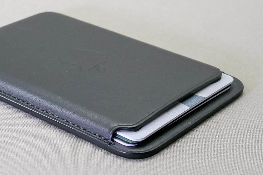 iPhone 12にくっつく小さな財布「MagSafe対応レザーウォレット」を使っ