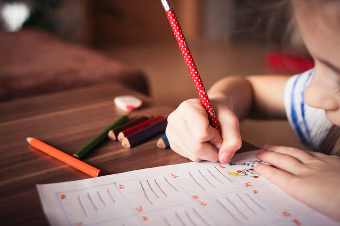 えんぴつでお手紙を書く子ども