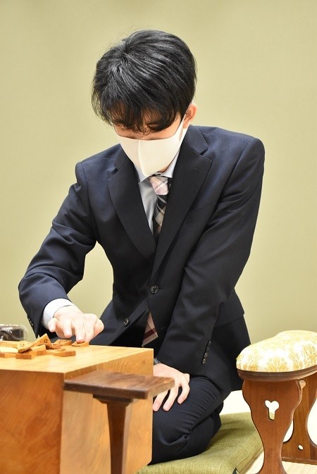 本局の対局準備を進める藤井二冠（提供：日本将棋連盟）