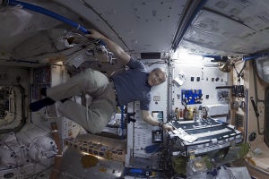 宇宙遊泳や国際宇宙ステーション生活を体感、VR動画配信スタート