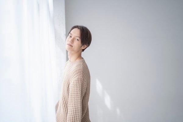 窪田正孝21年カレンダー発売決定 眼鏡くわえる白ニット姿ほか写真公開 マイナビニュース