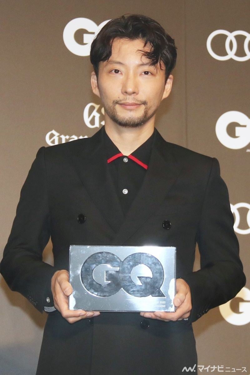 星野源 ひげ姿で表彰式に登場 伸ばし始めたら楽しくなっちゃって マイナビニュース