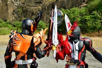 仮面ライダーセイバー 映画の場面写真公開 剣に本物の炎を纏わせた撮影カットも マイナビニュース