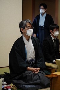 ▲豊島将之竜王－△羽生善治九段の竜王戦七番勝負第４局が始まる　戦型は横歩取りに