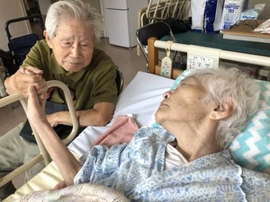 脳梗塞で倒れた母の人生最後の日々と残された父…娘が撮影した看取りの記録