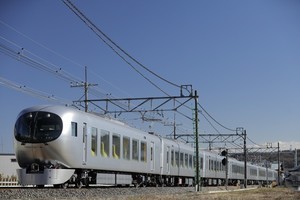 西武鉄道「ラビュー」を貸し切り、2つの車両基地を巡る親子ツアー