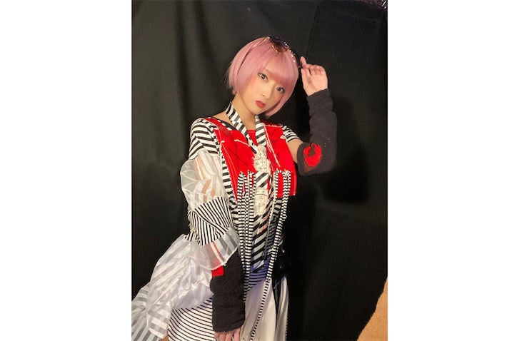火将ロシエル ピンク髪に合わせた 原宿系カジュアル ファッションで抜群のスタイルを披露 マイナビニュース