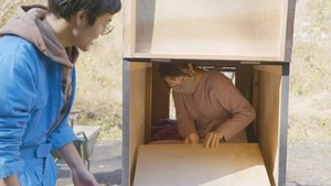 「モバイルハウス」に住む若者、居心地の良い彼女のマンションに入り浸り…