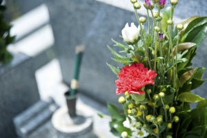 お墓の平均購入価格、東日本と西日本ではどっちが高額?