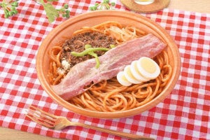 ファミリーマート、「330gの太麺」大盛カレーナポリタンを発売