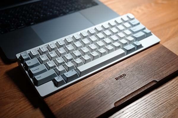 コロナ禍で売れる高級キーボード「HHKB」、3万円超の最上位 ...