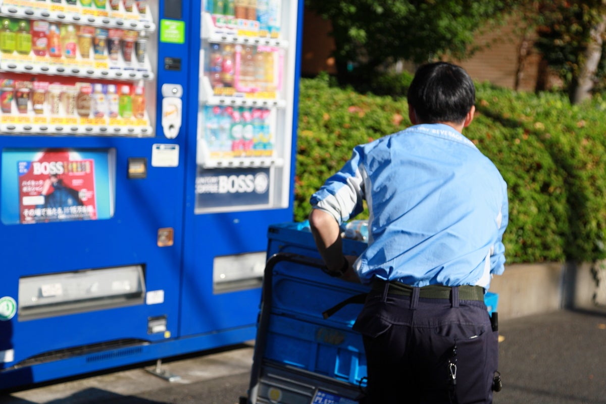 自販機横の箱は