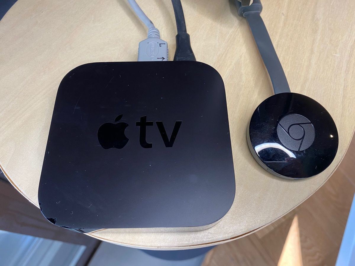 我が家のテレビに同時に突き刺さることになったApple TV（左）とChromecast（右）