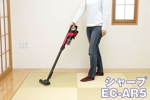 【注目のコードレス掃除機10台】シャープ「EC-AR5」：軽いは正義。ノンストレスでどこでも掃除できる軽量モデル