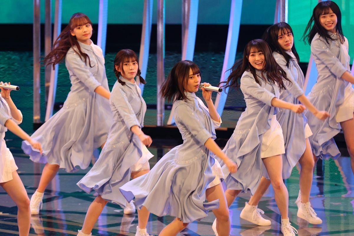 日向坂46 美脚あらわな衣装で アザトカワイイ 披露 紅白リハ マイナビニュース