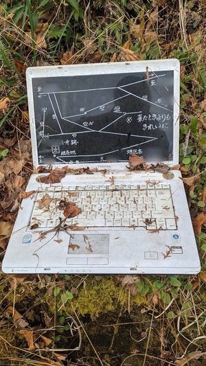 【謎】山奥の廃校でディスプレイに地図が記されたノートPCを発見! 一体誰が、なんのために……「サスペンスの香りが」「圧倒的トリック感」と話題に
