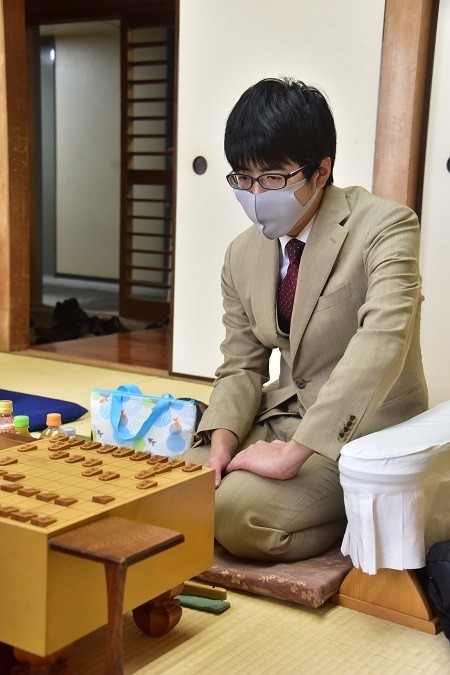 初参加ながら快調に白星を重ねる服部四段