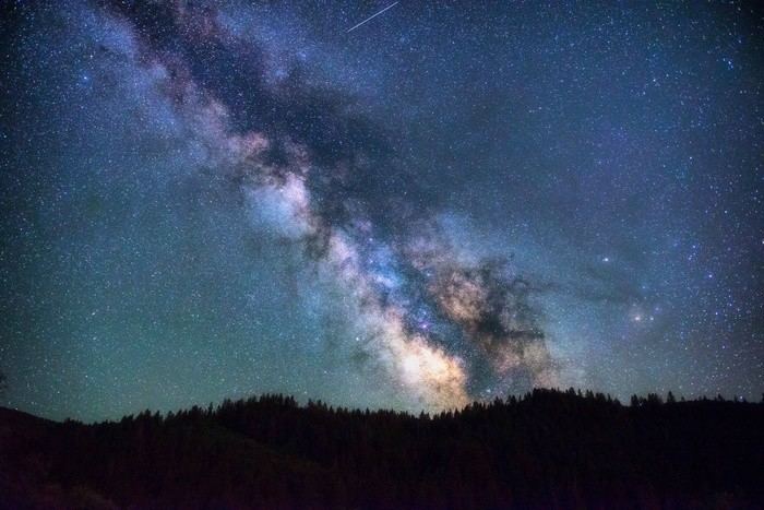 山の向こうの夜空と彗星