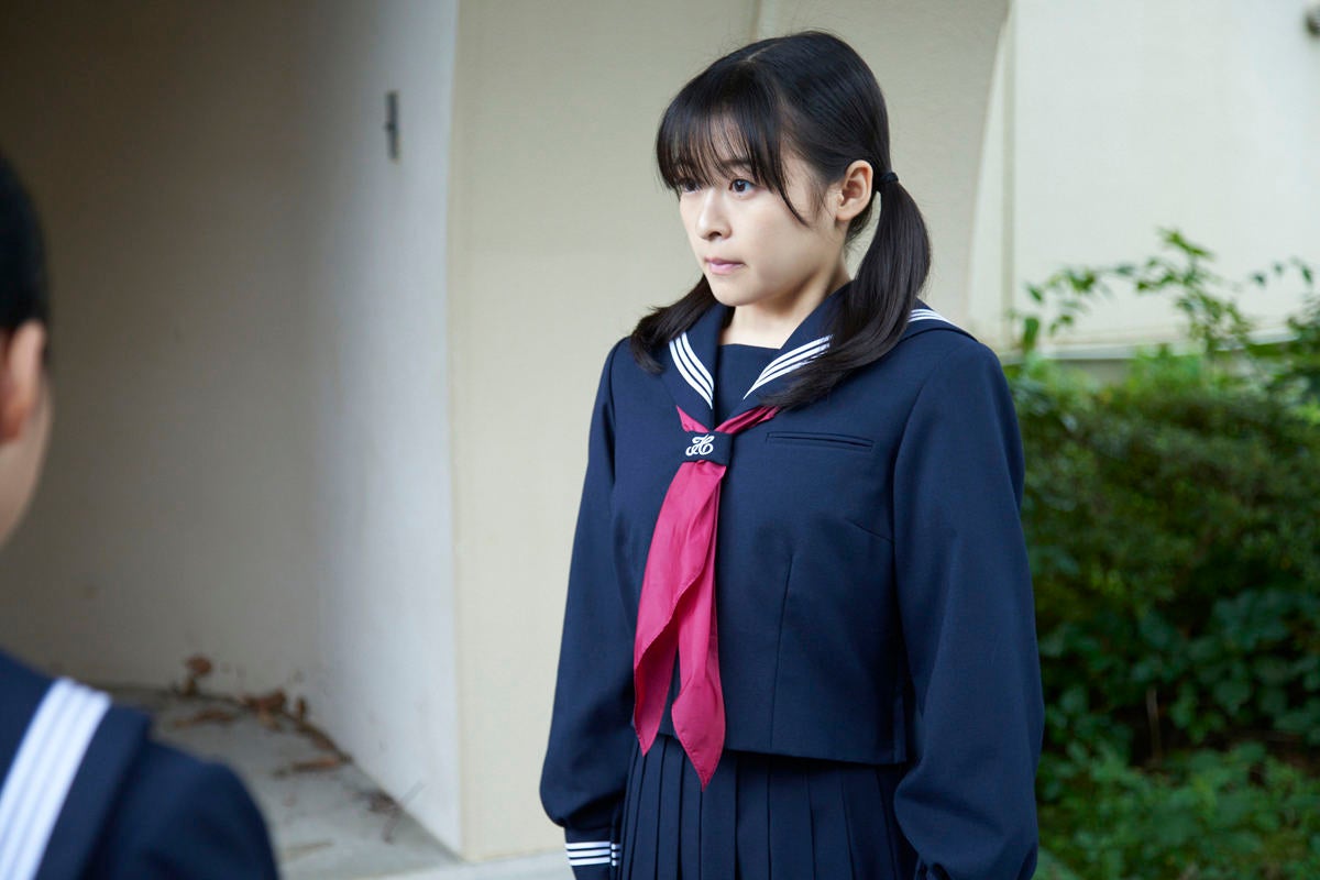 モテすぎる高校生の松村北斗 女子から詰められる森七菜 W主演作の制服姿公開 マイナビニュース