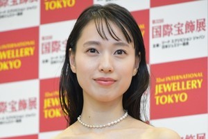 戸田恵梨香、美デコルテ×パールで眩い輝き「重さと喜びを味わっています」