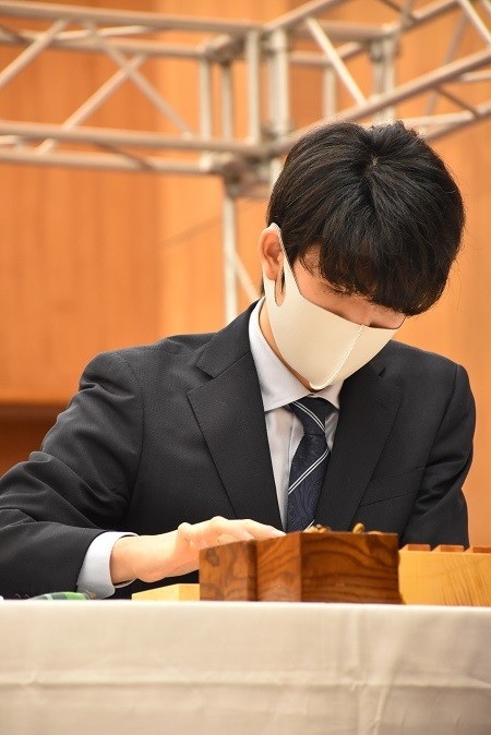 豊島竜王との対局に臨む藤井二冠。この１時間50分後に勝利を収めることになる（提供：日本将棋連盟）