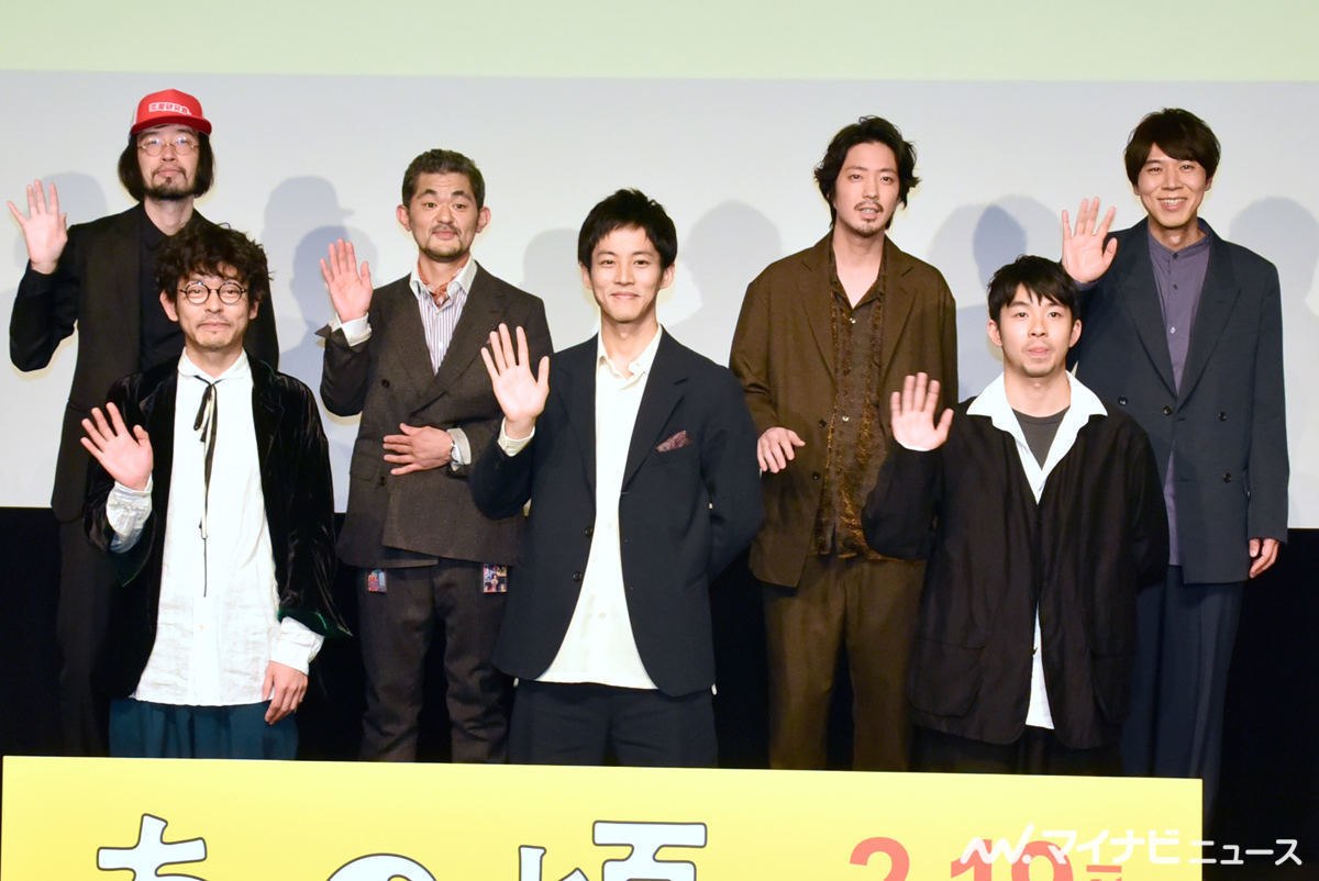 前列左から山中崇、松坂桃李、仲野太賀。後列左から今泉力哉監督、芹澤興人、若葉竜也、コカドケンタロウ