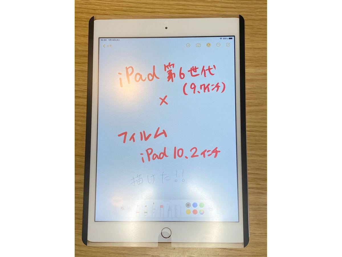 お絵かきのときだけサッと使える“iPadの下敷き”「エレコム iPad用着脱