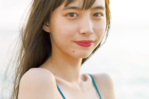 井桁弘恵、初カレンダーの表紙＆特典カット公開　スレンダーな水着姿も