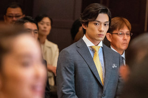 新田真剣佑、ワイルドな青年から鋭い視線の社長へ…演じた10年間の変化が写真に