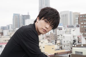 岩田剛典、空虚さを抱えビルの屋上に…主演映画のその後描いたドラマ配信