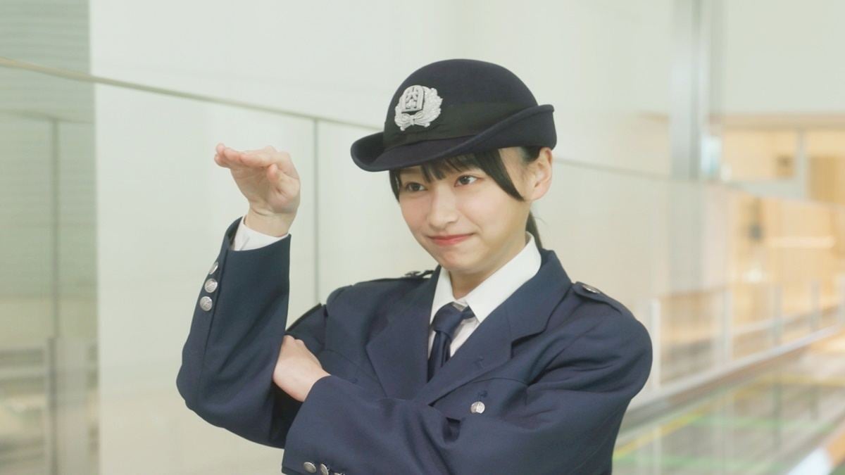 日向坂46影山優佳、“スネークポーズ”披露 再現ドラマで税関職員役