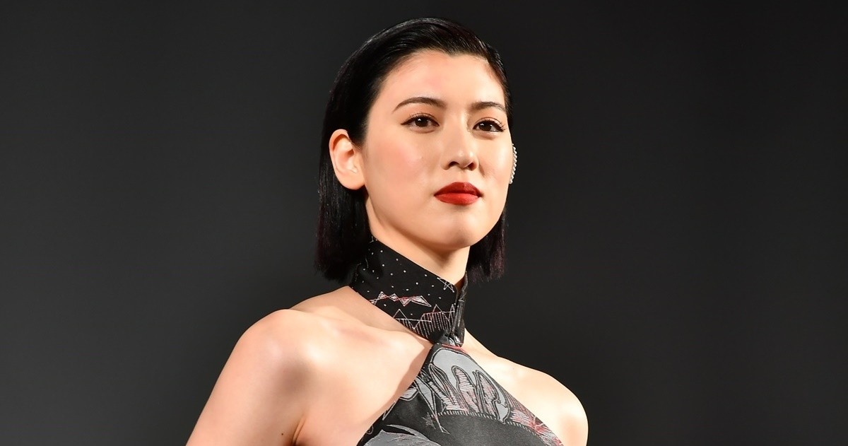 三吉彩花の美背中にうっとり Weibo授賞式で抜群のスタイル披露 マイナビニュース