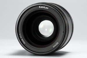 F1.1と明るい標準レンズ「KamLan KL 32mm F1.1」　実売32,000円